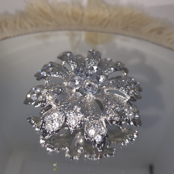 Flower Brooch - Picture 2 of 3